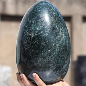 250MM Green Jade Crystal Egg Natural Healing Stone Chakra Balance Energy Boosting Stone Metaphysical Gift Meditation Unique Home Decor Egg
