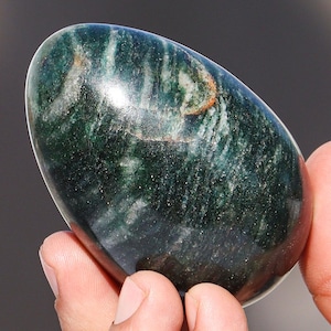 70MM Green Jade Crystal Egg Natural Healing Stone Chakra Balance Energy Boosting Gemstone Metaphysical Gift Meditation Unique Home Decor Egg
