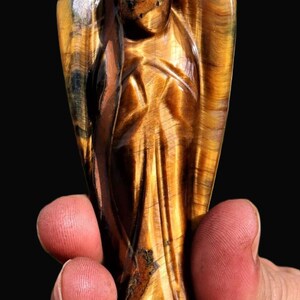 Peut inclure: Ensemble de trois bocaux en c&eacute;ramique avec couvercles, orn&eacute;s d'un motif floral bleu et blanc. Le plus grand mesure environ 20 cm de hauteur. Pr&eacute;sent&eacute;s sur une surface blanche.