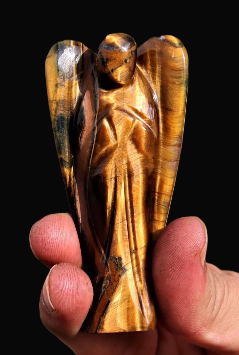 Peut inclure: Ensemble de trois bocaux en c&eacute;ramique avec couvercles, orn&eacute;s d'un motif floral bleu et blanc. Le plus grand mesure environ 20 cm de hauteur. Pr&eacute;sent&eacute;s sur une surface blanche.