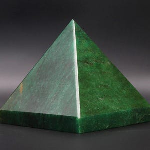 Grüne Jade Kristallpyramide: Chakra-ausgleichender metaphysischer Stein, 105 MM