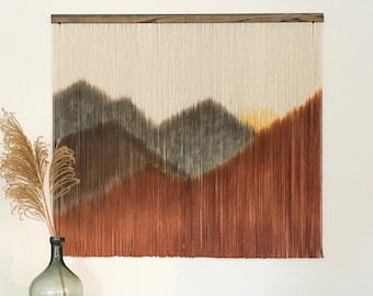 Red Dawn Makramee Wandbehang: Boho Bergfaser Art