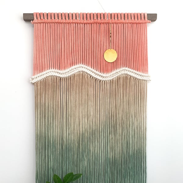 Sonnenuntergang Makramee Wandbehang: Boho Wohndekor mit Messingsonne