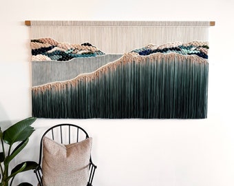 **Columbianische Flussschlucht Makramee - Wandbehang: Fibre Art Tapisserie.**