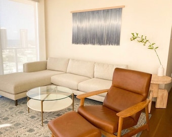 Arte textil Breeze Dip Dye, tapiz de macramé para pared, decoración minimalista, tapiz de hilo playero, estilo granja moderna, degradado azul