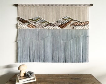Berg Makramee Wandbehang: Fiber Art Tapisserie mit Blau Ridge Design