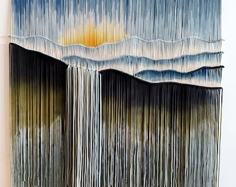 Smoky Falls Wandteppich: Dip Dye Fiber Art, Berg-Wandbehang