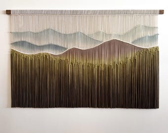 Großer Makramee Wandbehang mit Bergen: Dip Dye Fibre Art Wandteppich