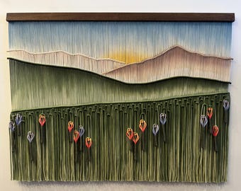 Großer Makramee Wandbehang mit Bergen: 'Wildflower' Dip Dye Fibre Art Wandteppich