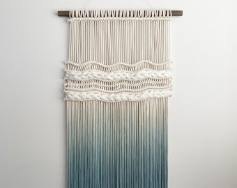 Tapiz de macramé tejido a la orilla del mar, tapiz de arte textil playero, arte mural costero, tapiz teñido por inmersión, tapices de pared bohemios