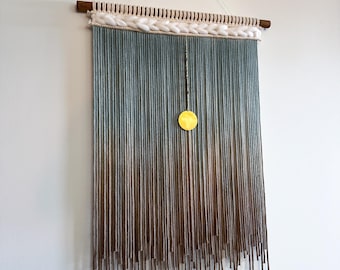 Luma Himmel Makramee Wandbehang: Dip Dye Fibre Art mit Messingmond
