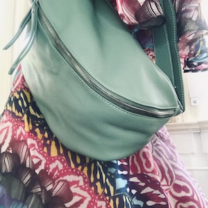 IDA XXL Extra Große Leder Bauchtasche bum bag Umhängetasche mit Karabinerhaken Large leather sling bag fanny pack Tasche Ledertasche Salbei