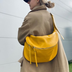 Sac banane en cuir personnalisé extra large IDA XXL, sac à bandoulière, grand sac à bandoulière en cuir jaune