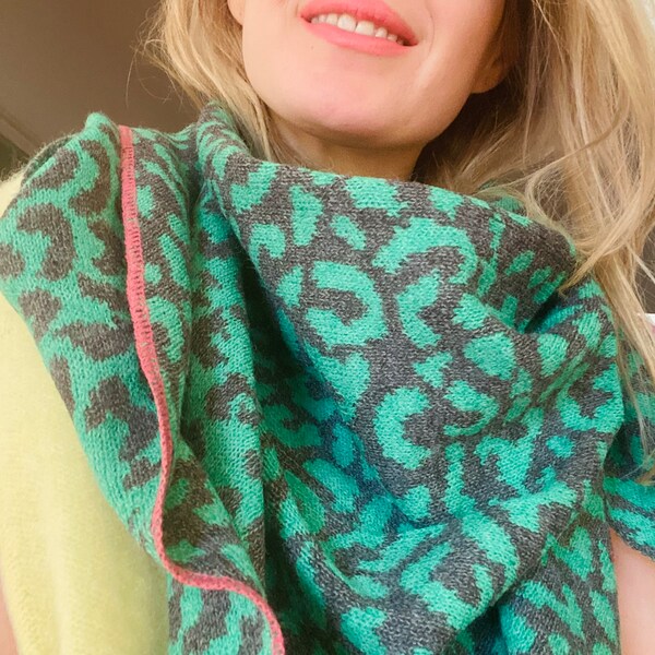 Eye-catcher dreamy scarf scarf wool scarf triangular scarf super soft Leo Print