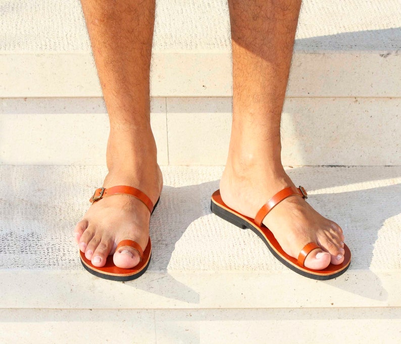 Sandales en cuir pour homme, sandales barefoot gay, sandales toe ring pour hommes, sandales dété plates tendance pour lui AURA M image 1