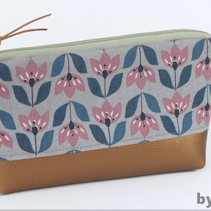 Schminktasche/ Stiftetäschchen aus japanischem Stoff in hellblau mit rosa Blumen und  Kunstleder, schönes Geschenk für Freundin, Kollegin
