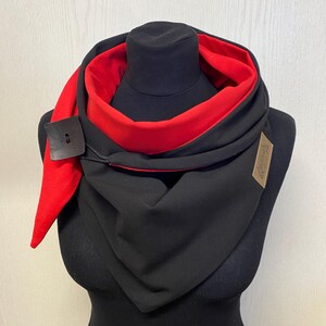 Rood-zwarte driehoekige sjaal met knoopsluiting voor dames, van Delimade, een leuk paascadeau.