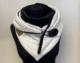 Warmer weicher Schal mit Knopf. Zopfmuster weiß mit Fleece Dreieckstuch Damen von delimade / Geschenk