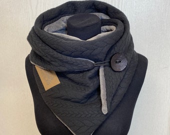 warmer Schal mit Knopf grau schwarz Zopfmuster Fleece Wickelschal Dreieckstuch Damen von Delimade Geschenk