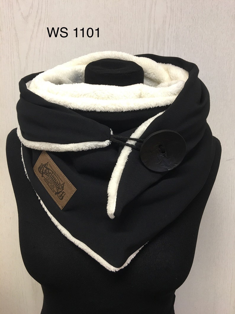 Warmer Schal Wickelschal schwarz weiß mit Knopf und Fleece Knopfschal von delimade Dreieckstuch Damen Geschenk imagem 4