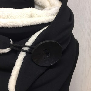 Warmer Schal Wickelschal schwarz weiß mit Knopf und Fleece Knopfschal von delimade Dreieckstuch Damen Geschenk imagem 2