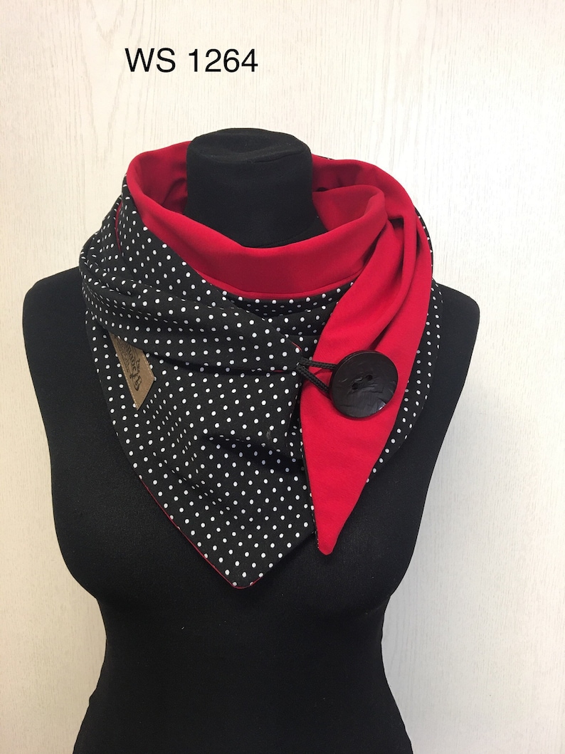 Wickelschal mit Knopf Punkte schwarz weiß rot von delimade Tuch Dreieckstuch Damen Geschenk Muttertag Bild 1