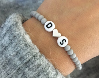 Schönes Armband aus Glasschliffperlen in Grau INITIALEN mit Herz