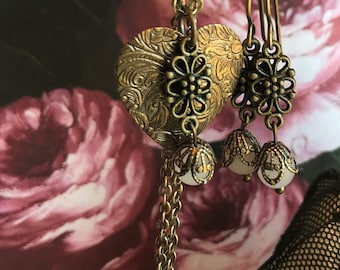 Set di orecchini e collana in quarzo rosa. Cuore in ottone stampato, bellezza e design. Design steampunk e vittoriano.