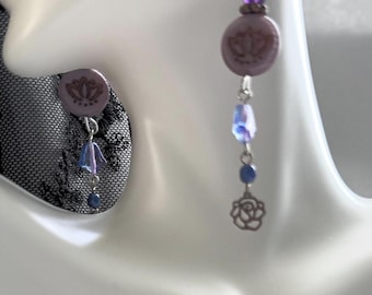 Orecchini con perle di loto color ametista e lavanda. Deliziosi i delicati dettagli floreali.