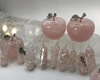 Collana con pendente a punta di cristallo di quarzo rosa avvolto in filo - Catena da 24"