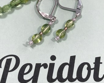 Orecchini con pietra portafortuna in peridoto ciottolo: pietra preziosa di agosto