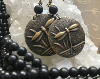 Orecchini a forma di libellula. Ottone stampato con perle di shungite autentica.