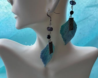 Orecchini a foglia dipinti a mano, blu acqua: perline decorative in iolite e pietra d'oro
