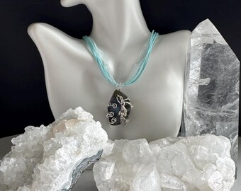Collana in labradorite con ciondolo a sirena, realizzata a mano con filo