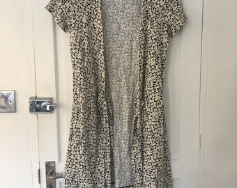 Diane Von Furstenberg Vintage Wrap Dress. The original wrap. 100% silk. Dainty daisy pattern. Black white and yellow. Small