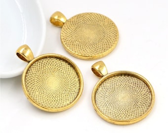 Puede incluir: Tres bandejas de colgante doradas con un diseño circular texturizado. Cada bandeja tiene un lazo para sujetar una cadena o cordón. Ideales para crear piezas de joyería personalizadas.