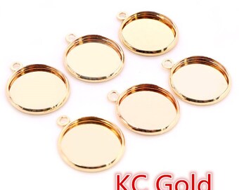 Puede incluir: Seis bandejas colgantes de metal de color dorado, de forma redonda y superficie lisa. Las bandejas están diseñadas para contener objetos pequeños, como resina, vidrio u otros materiales.