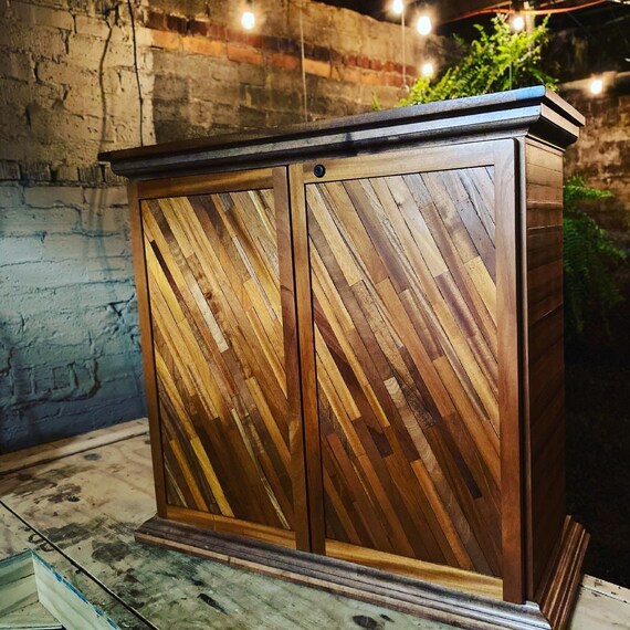 Double Door Locking Mahogany Coffee Bar Cabinet Coffee Bar