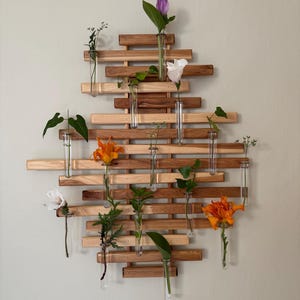 Pflanzenvermehrung Wandkunst: Handgemachte Blumenvase im Boho-Stil