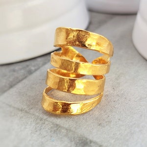 Peut inclure: Bague en or avec un design en spirale. La bague est composée de plusieurs bandes torsadées.