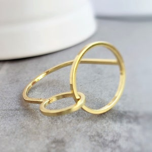 Two Interlocking Circles Ring,  Double Linked Hoops U Shaped Ring, Gold Geometric Friendship Band, Minimalist Twisted Circular Orbit Ring