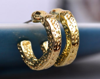 Créoles minimalistes en plaqué or martelé : bijoux géométriques