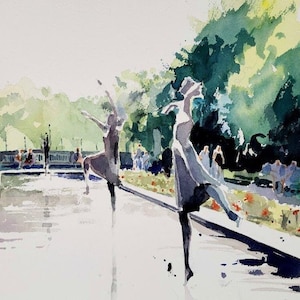 Könnte beinhalten: Zwei Figuren in einer Parklandschaft, in Aquarell gemalt, scheinen vor einem reflektierenden Teich zu tanzen. Die Figuren sind vor einem Hintergrund aus grünen Bäumen und einem hellen Himmel silhouettiert.