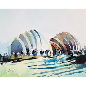 Könnte beinhalten: Aquarellgemälde eines modernen Gebäudes mit einem gewölbten Dach. Das Gebäude ist in Blautönen, Grün- und Brauntönen gemalt. Das Gebäude steht vor einem hellblauen Himmel. Das Gemälde ist mit "S. Dega" signiert.