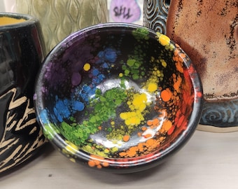 小さな虹色の小物入れ