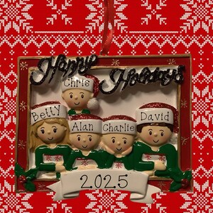 Weihnachtskarte-Familie mit fünf personalisierten Ornament
