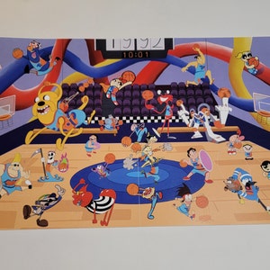 Puede incluir: Una colorida ilustraci&oacute;n de dibujos animados representa un partido de baloncesto con varios personajes animados. La cancha presenta un c&iacute;rculo central azul y suelo de madera. El fondo incluye un marcador que muestra "1992" y "10:01".