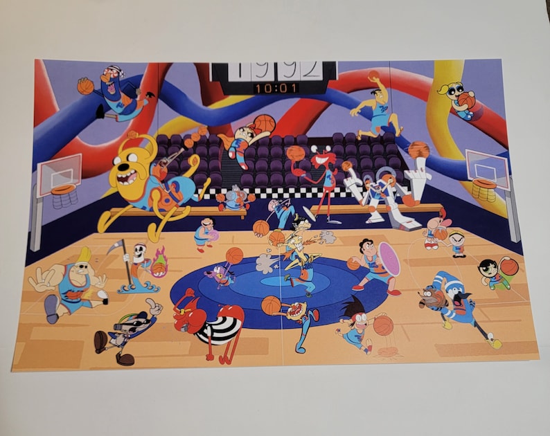 Puede incluir: Una colorida ilustraci&oacute;n de dibujos animados representa un partido de baloncesto con varios personajes animados. La cancha presenta un c&iacute;rculo central azul y suelo de madera. El fondo incluye un marcador que muestra "1992" y "10:01".