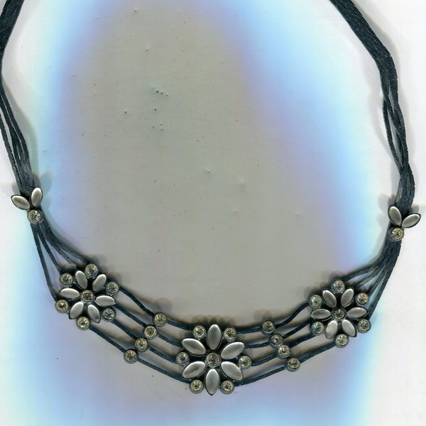 collier strass soudé main fleurs gris + cristal et nacre taille. 38