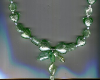 Collar hecho a mano con cuentas de murano de color verde. 60